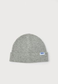 Szary dzianinowy beanie o prążkowanej teksturze i złożonym mankiecie. Zawiera małą niebiesko-białą prostokątną metkę z logo po boku.
