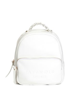 Zaino in pelle bianca dalla forma arrotondata, con superficie liscia, tasca frontale con zipper e manico superiore intrecciato. Presenta dettagli con logo in rilievo.