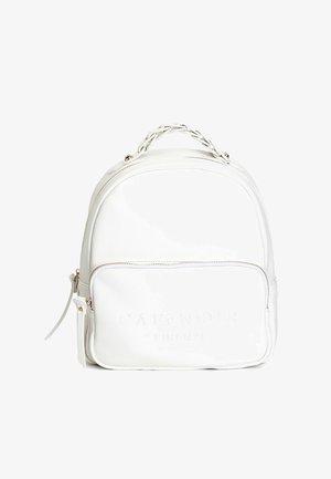 Sac à dos en cuir blanc avec une forme arrondie, texture lisse, poche avant zippée et poignées en cuir tressé. Présente un détail de logo en relief.