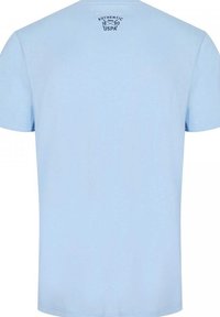 Svetlo modra bombažna majica s kratkimi rokavi, okroglo ovratnikom in majhnim natisnjenim logotipom na hrbtni strani blizu ovratnika.