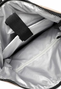 Interno di una borsa nera con zip, rivestito in seta argentata, dotato di due scomparti e di una piccola tasca con zip per l'organizzazione.