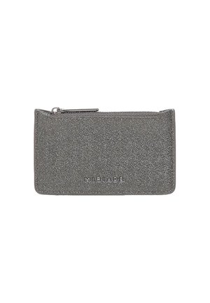 Porte-cartes plat gris avec une finition texturée, doté d'une fermeture éclair et de lettres embossées sur le devant. Forme compacte et rectangulaire.