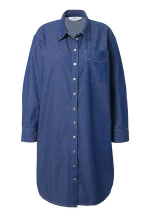 Camisa de mezclilla de manga larga en azul oscuro, con frente abotonado y botones metálicos plateados, un bolsillo en el pecho y costuras en contraste.