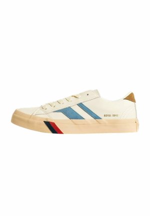 Sneaker beige basse con strisce laterali blu, accenti rossi e neri sulla suola e scritta "ROYAL 1945" vicino al tallone, mostrata di profilo destro.