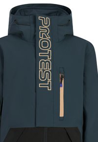 Blauwe waterdichte jas met hoge kraag, groot logo-detail en ritszak. Heeft een contrasterend kleurgedeelte aan de onderkant.