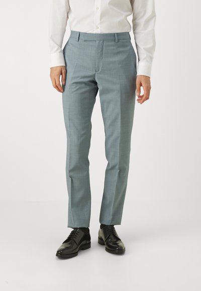 Pantaloni de costum de culoare albastru deschis, cu un finisaj texturat, care prezintă un front plat, bucle pentru curea și o ușoară conicitate spre gleznă.