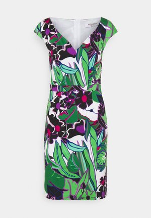 Vestido con un estampado floral en tonos verdes, negros y morados. Diseño de escote en V, mangas cortas tipo capa y cintura ajustada. Cremallera en la parte posterior.