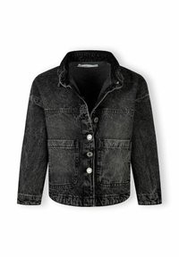 Chaqueta de mezclilla negra con cuello, cierre frontal de cinco botones, dos grandes bolsillos en el pecho, textura desgastada y mangas largas.