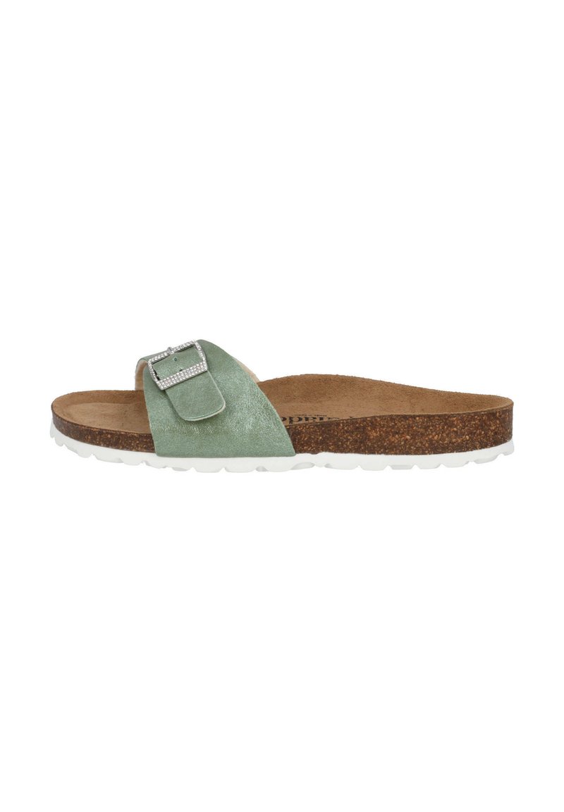 Sandalia deslizante de ante verde con una hebilla plateada, plantilla de corcho y suela de goma blanca. Diseño sencillo, punta abierta y tacón plano.
