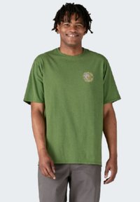 Patagonia M'S UNITY FITZ RESPONSIBILI-TEE - Camiseta estampada - terrain green