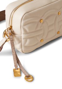 Sac en cuir beige à bandoulière avec un motif matelassé, quincaillerie dorée et une sangle décorative avec un design texturé. Fermeture zippée.