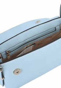 Borsa sintetica azzurro chiaro con tasca interna con zip, bordi piegati e chiusura a scatto metallica. La fodera interna mostra il logo del marchio.
