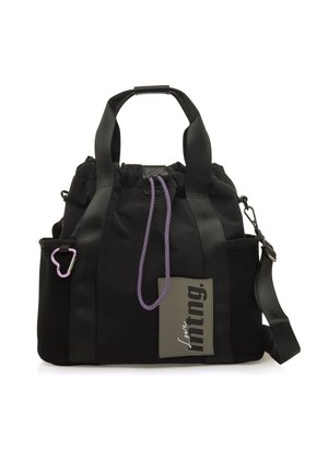 Borsa a cordino in tessuto nero con cordino viola, tracolla regolabile, tasca laterale e etichetta grigia con logo. Presenta manici resistenti.