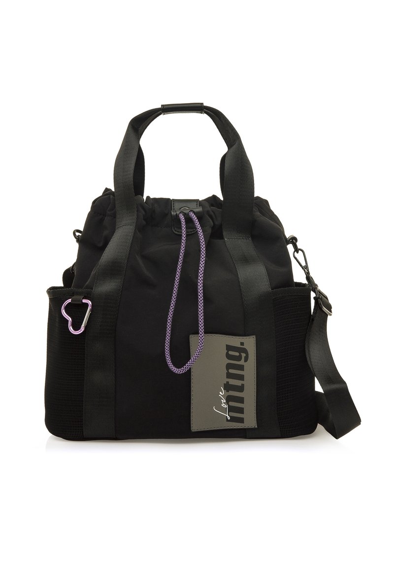 Borsa a cordino in tessuto nero con cordino viola, tracolla regolabile, tasca laterale e etichetta grigia con logo. Presenta manici resistenti.