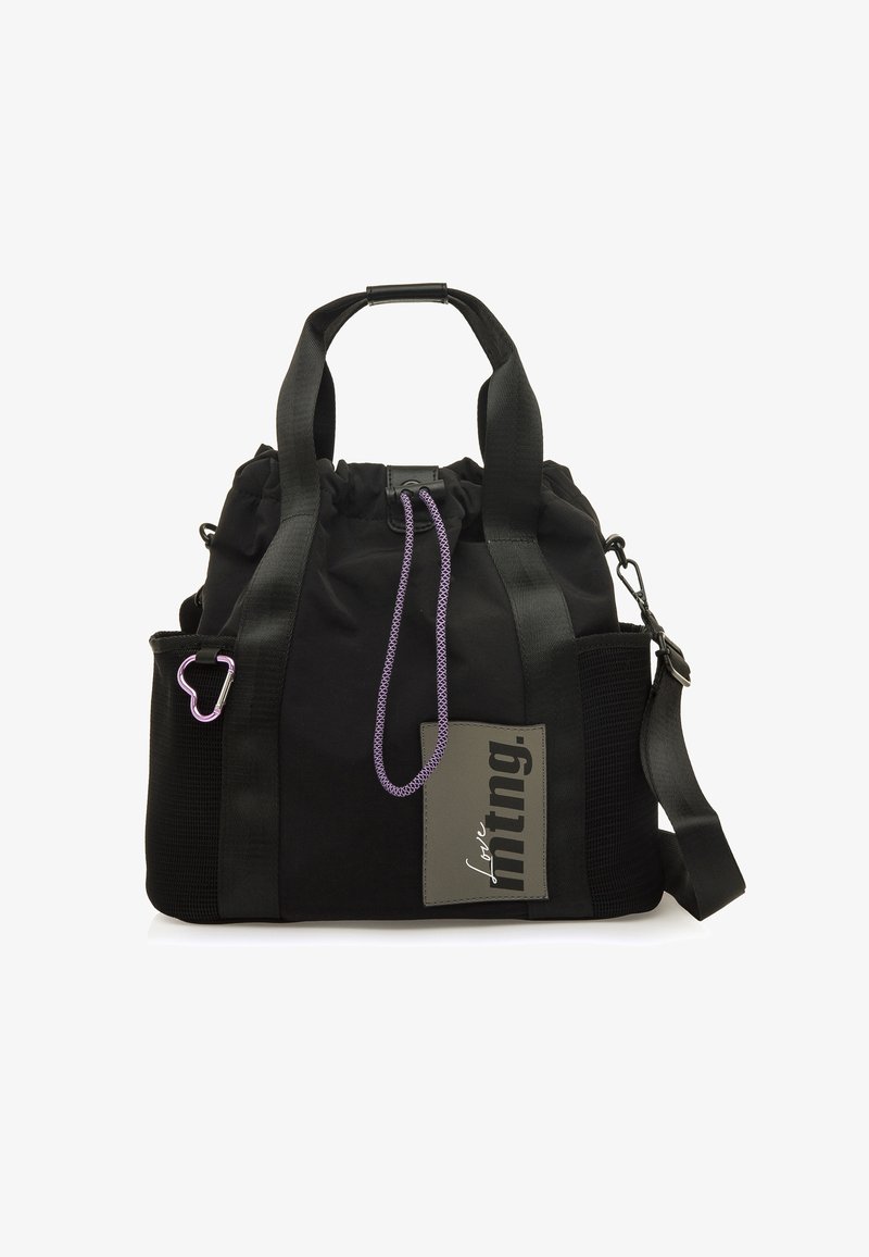 Borsa a cordino in tessuto nero con cordino viola, tracolla regolabile, tasca laterale e etichetta grigia con logo. Presenta manici resistenti.