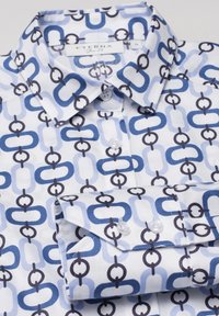 Bílá košile s geometrickým vzorem řetězu v různých odstínech modré a černé. Zahrnuje klasický límec a manžety na knoflíky.