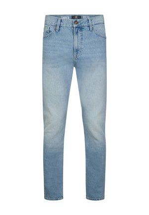 Vaqueros de mezclilla azul claro con un corte cónico, que cuentan con un diseño de cinco bolsillos y un cierre de botones y cremallera en contraste.