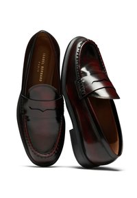 Gepolijste bordeauxleren loafers met een verhoogde band, moccasinneus en contrasterende stiksels. Voorzien van een platte rubberen zool.