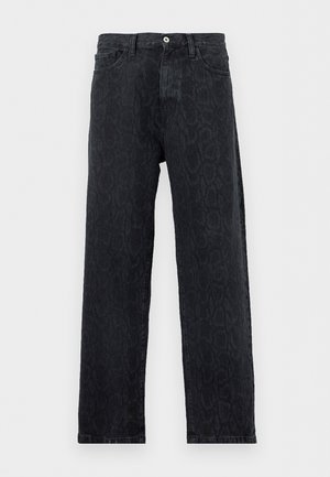 Μαύρα τζιν με ίσια γραμμή και διακριτικό σκοτεινό σχέδιο με ζωικό τύπο, κουμπί και φερμουάρ κλείσιμο, καθώς και μπροστινές τσέπες, εμφανιζόμενα σε λευκό φόντο.