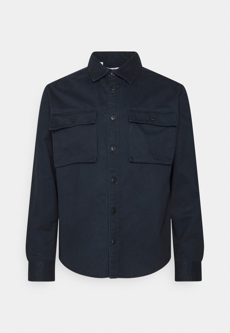 Chemise bleu marine foncé à manches longues avec col pointu et deux poches poitrine à rabats boutonnés.