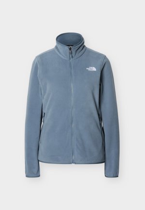 Ανοιχτό μπλε fleece μπουφάν με ψηλό γιακά, πλήρη φερμουάρ, δύο πλαϊνές τσέπες και μικρό λευκό λογότυπο στο αριστερό στήθος. Μαλακό, υφασμάτινο υλικό με υφή.