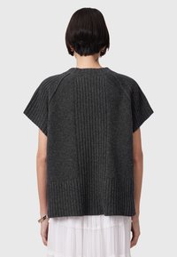 Maglione grigio scuro a maglia, caratterizzato da una texture a coste e maniche corte, con una vestibilità ampia e scollo a girocollo.