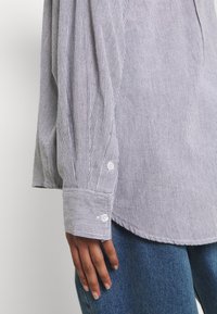 BDG Urban Outfitters Blus - grey