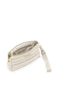 Beige nylon clutch bag met gouden rits, gebogen textuur en afneembare polsband met "MARNI" logo. Open om het binnenovertrek te onthullen.