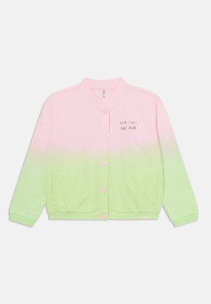 Rosa- og grønn gradient cardigan med rund krage, frontlukking med knapper, to sidelommer og trykket tekst på venstre bryst.