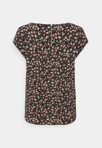 Sort blomstret blouse med korte ærmer, rund halsudskæring og lynlås bagpå. Små pink og grønne blomster danner et gennemgående mønster.