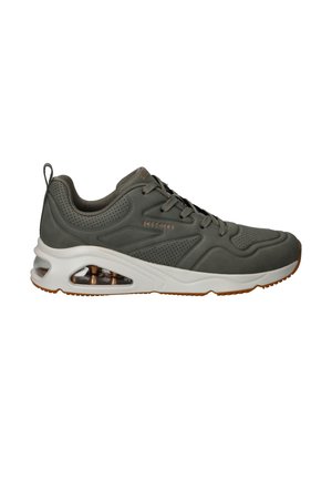 Zapatilla deportiva Skechers en verde oscuro con upper texturizado, entresuela blanca, amortiguación de aire visible y suela de goma. Incluye detalles en los cordones y el logo.