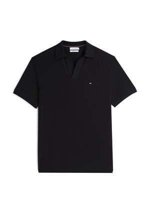 Polo noir à manches courtes avec un col et un petit logo rouge, blanc et bleu sur le côté gauche de la poitrine.