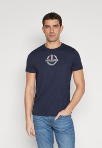 Tommy Hilfiger - GLOBAL STRIPE WREATH TEE - Print T-shirt - desert sky Thumbnail Image 1