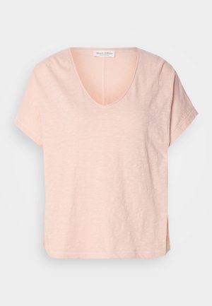 Šviesiai rausvas trumpas rankovės marškinėliai su V formos iškirpte ir šoninėmis skeltukais. Pagaminti iš minkštos, tekstūruotos medžiagos. Prekės ženklo etiketė matoma ant iškirptės.