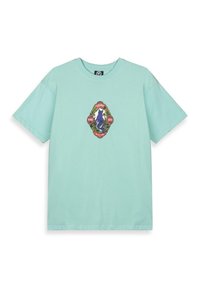 Camiseta de algodón verde menta con cuello redondo y mangas cortas. Presenta un diseño gráfico colorido centrado en el pecho dentro de un marco decorativo.