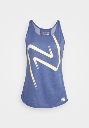 Niebieski sportowy top bez rękawów z oddychającą strukturą, z białym i żółtym wzorem w zygzak. Metka "New Balance Running" przy dekolcie.