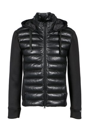 Chaqueta negra acolchada con cierre frontal de cremallera, textura de cuero en el torso y mangas de tela suave; cuenta con capucha y cordones.