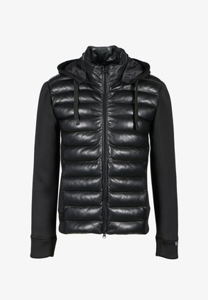 Mustat pehmustetut takki, jossa on vetoketjukiinnitys, nahkamainen pinta vartalossa ja pehmeät kangassivet; varustettu hupulla ja nauhoilla.