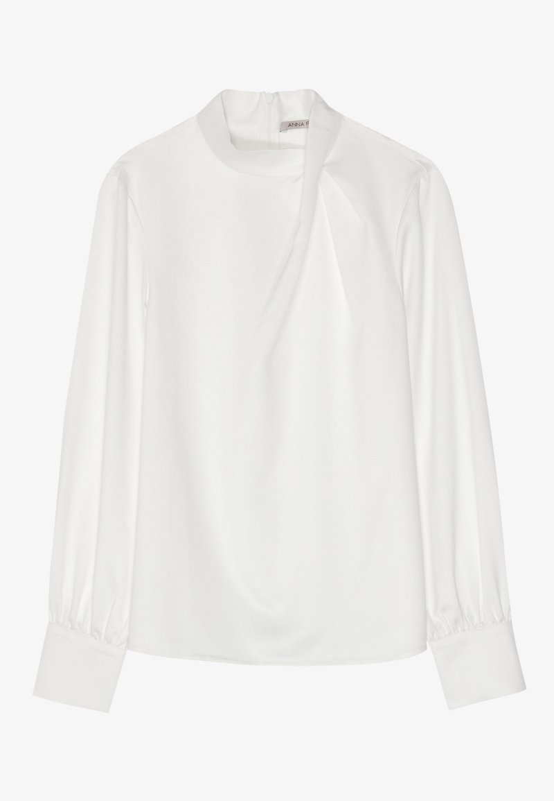 Witte blouse met een hoge halslijn, lange pofmouwen en een ritssluiting aan de achterkant. Glad stof met een lichte glans en subtiele val.