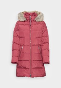 Abrigo acolchado de longitud a la rodilla en un profundo color rosa con capucha de piel sintética. Presenta bolsillos laterales con cremallera y puños acanalados. Textura ligera y suave.