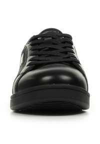 Sneaker in pelle nera con punta rotonda, lacci neri e suola in gomma. Presenta un logo metallico e dettagli in tessuto sul lato.