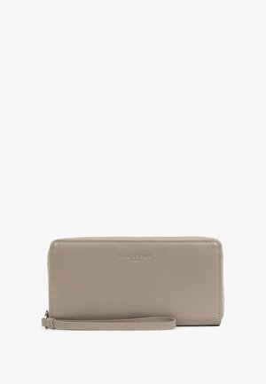 Portafoglio in pelle beige con chiusura a cerniera, tracolla e logo impresso "Lancaster Paris" sul fronte. Texture liscia, forma rettangolare.