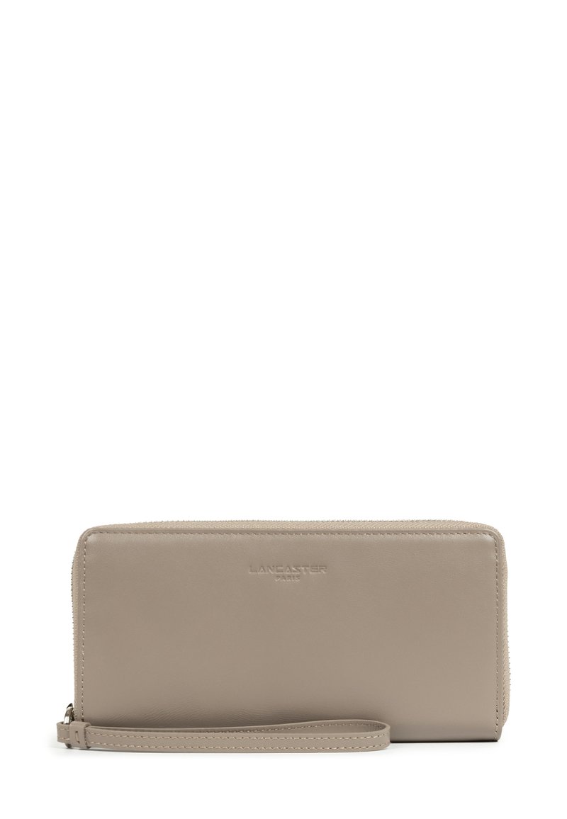 Portafoglio in pelle beige con chiusura a cerniera, tracolla e logo impresso "Lancaster Paris" sul fronte. Texture liscia, forma rettangolare.