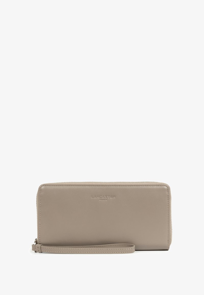 Portafoglio in pelle beige con chiusura a cerniera, tracolla e logo impresso "Lancaster Paris" sul fronte. Texture liscia, forma rettangolare.