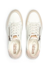 Baskets en cuir blanc avec un design perforé, des accents beiges, des fermetures à lacets et à_zipper sur le côté, et des semelles intérieures rembourrées. Semelle en caoutchouc blanche.