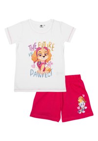 T-shirt bianco in cotone con grafica di un cane da cartone animato e testo, abbinato a pantaloni corti rosa con una grafica simile. Vita elastica sui pantaloni corti.