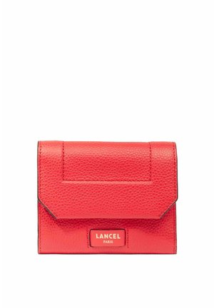 Portefeuille en cuir rouge texturé avec fermeture à rabat et plaque logo "LANCEL PARIS" sur le devant.