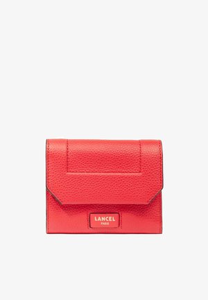 Portefeuille en cuir rouge texturé avec fermeture à rabat et plaque logo "LANCEL PARIS" sur le devant.