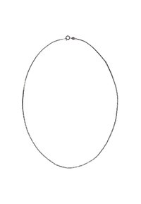 Sølv halskæde med et tyndt, snoet design. Glat tekstur og en central lukning til fastgørelse. Rund form, minimalistisk stil.