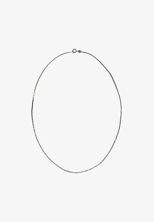 Sølv halskæde med et tyndt, snoet design. Glat tekstur og en central lukning til fastgørelse. Rund form, minimalistisk stil.